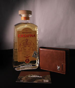Tequila Casafina Reposado 700 ml y 1 Cartera Café de Regalo
